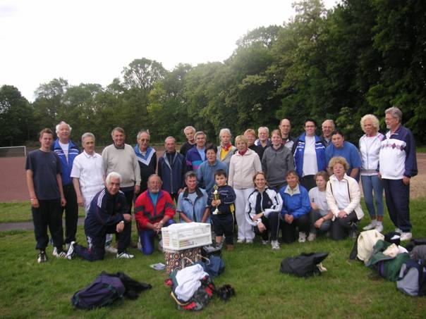 Die Sportabzeichengruppe mit dem im letzten Jahr errungenen Pokal